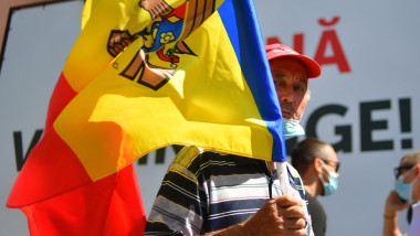 Un bărbat cu steagul Republicii Moldova.