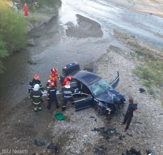 masina cazuta de pe pod rau neamt isu neamt 2