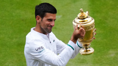 Novak Djokovic cu trofeul de la Wimbledon în mâini.