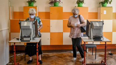 Două femei votează electronic în Bulgaria.