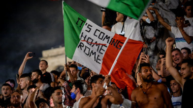steag italian pe care este taiat „home” si inlocuit cu „rome” în sloganul „It s coming home”