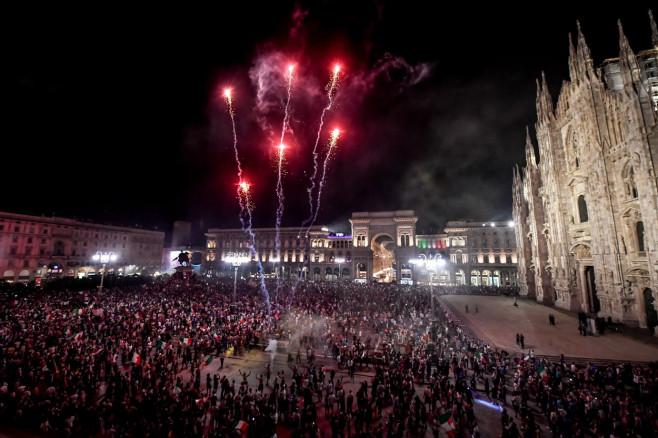 L'Italia vince Euro 2020, festeggiamenti in Piazza Duomo a Milano