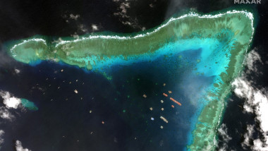 imagine din satelit cu nave chineze ancorate langa un recif in marea chinei de sud