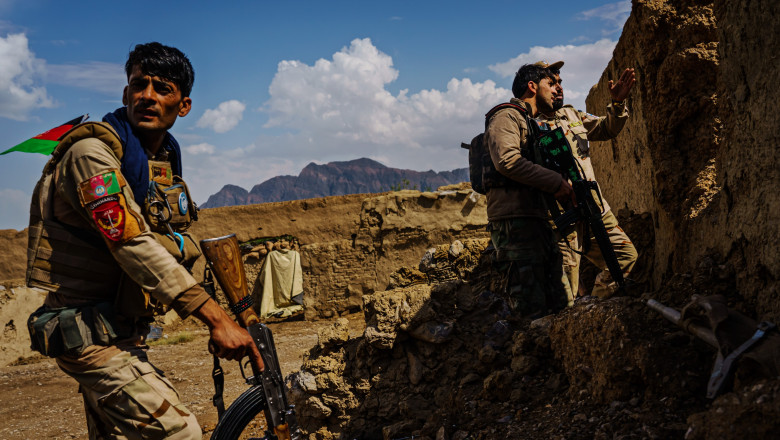 Fortețe de securitate afgane luptă împotriva talibanilor