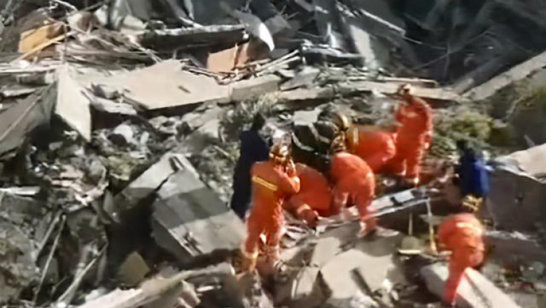 Echipele de salvatori caută supraviețuitori sub dărâmăturile unui hotel prabusit din china