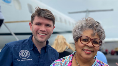 Parlamentarul democrat James talarico, alături de o colegă la scara avionului cu care au plecat din Texas