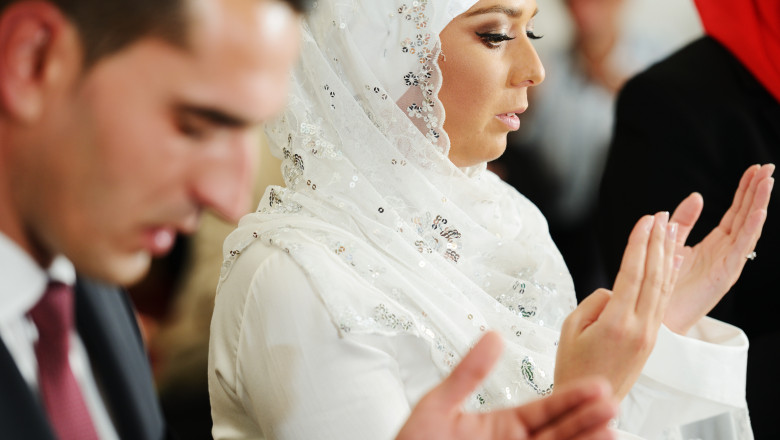 un cuplu de miri musulmani participa la ceremonia de casatorie