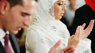 un cuplu de miri musulmani participa la ceremonia de casatorie