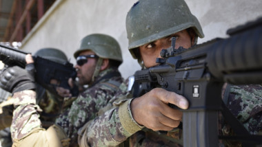 Militari a forțelor speciale afgane la antrenament cu arme