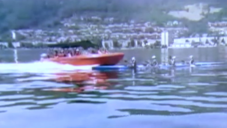 O șalupă care lovește un caiac cu 4 sportivi, pe Dunăre.