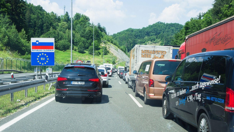 Coadă de mașini la intrarea în Sloveni.