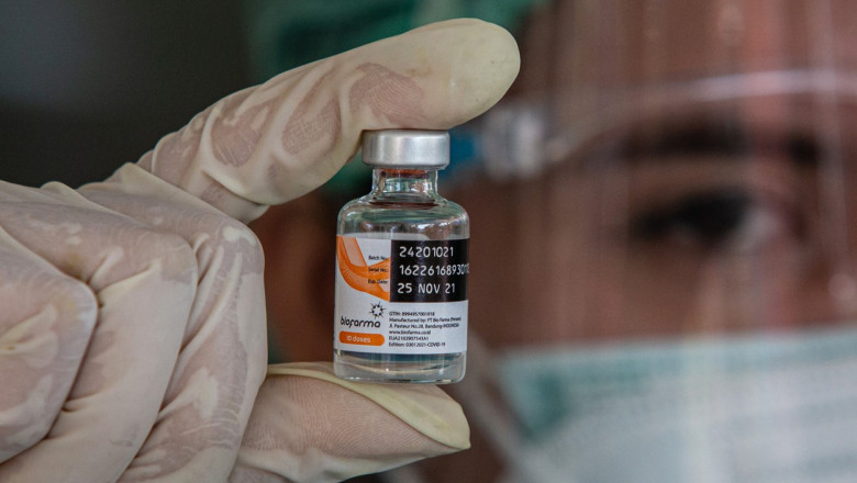 doza de vaccin sinovac in mana unei asistente medicale
