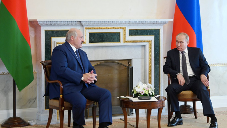 Aleksandr Lukașenko stă de vorbă cu Vladimir Putin.