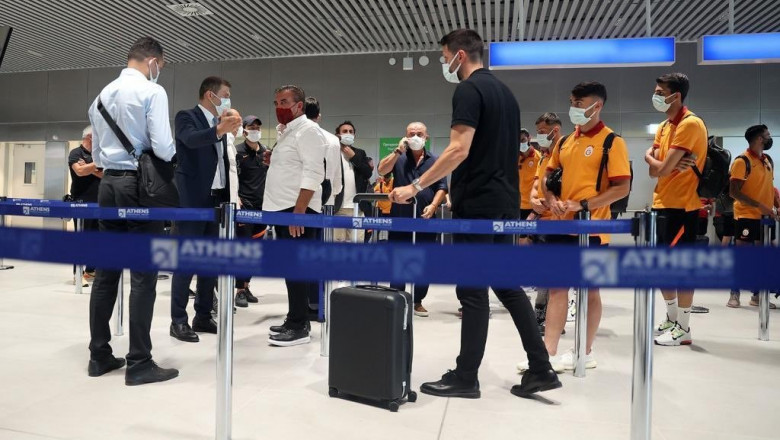 Fotbaliști ai clubului de fotbal Galasaray pe un aeroport din Grecia.