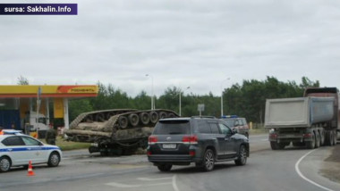 Un tanc răsturnat a blocat pentru câteva ore un drum din Rusia, după ce a căzut de pe trailer