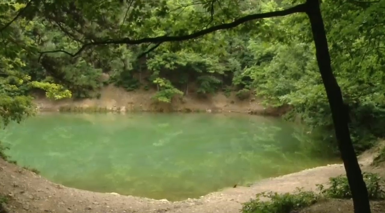 VIDEO. Lac unic în Europa, la poalele munților Gutâi. Cum s-a format și de unde provine culoarea deosebită