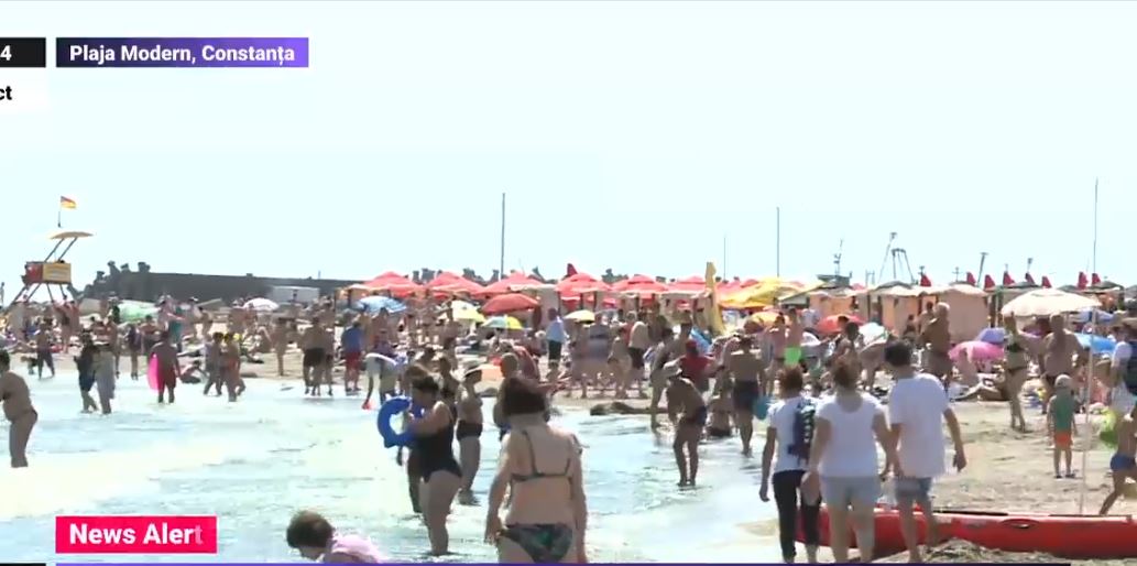 Românii au luat cu asalt litoralul. Plajele sunt pline, iar spre stațiunile din sud se circulă în coloană