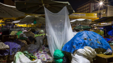 vanzatori care dorm sub plastice intr-o piata din uganda