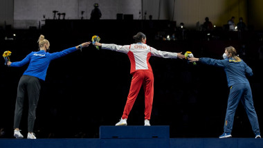 sportivele medaliate la spada cu bratele intinse pentru a masura distanta dintre ele pe podium la jocurile olimpice de la tokyo