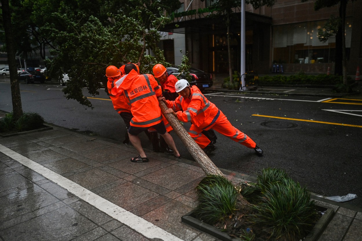 După inundațiile catastrofale, China este lovită și de un taifun masiv