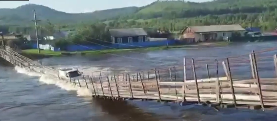 Momentul în care un șofer inconștient trece cu mașina peste un pod șubrezit de viitură - VIDEO