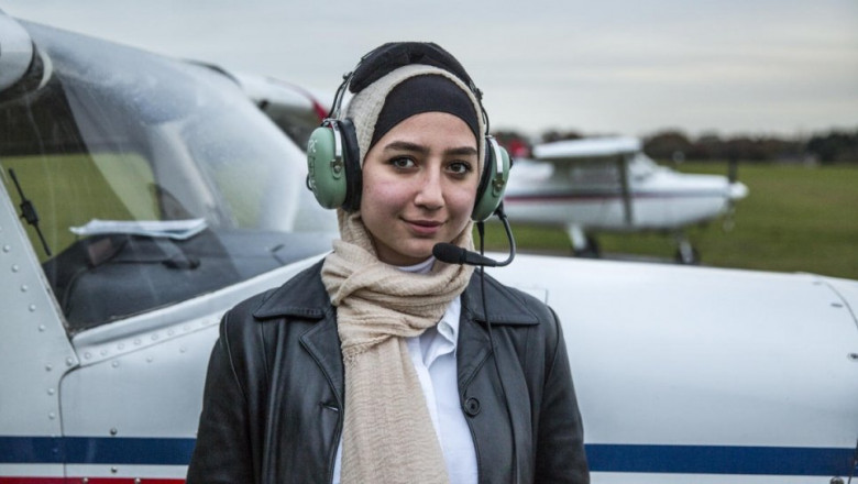 Maya Ghazal într-o poză cu un avion pe fundal