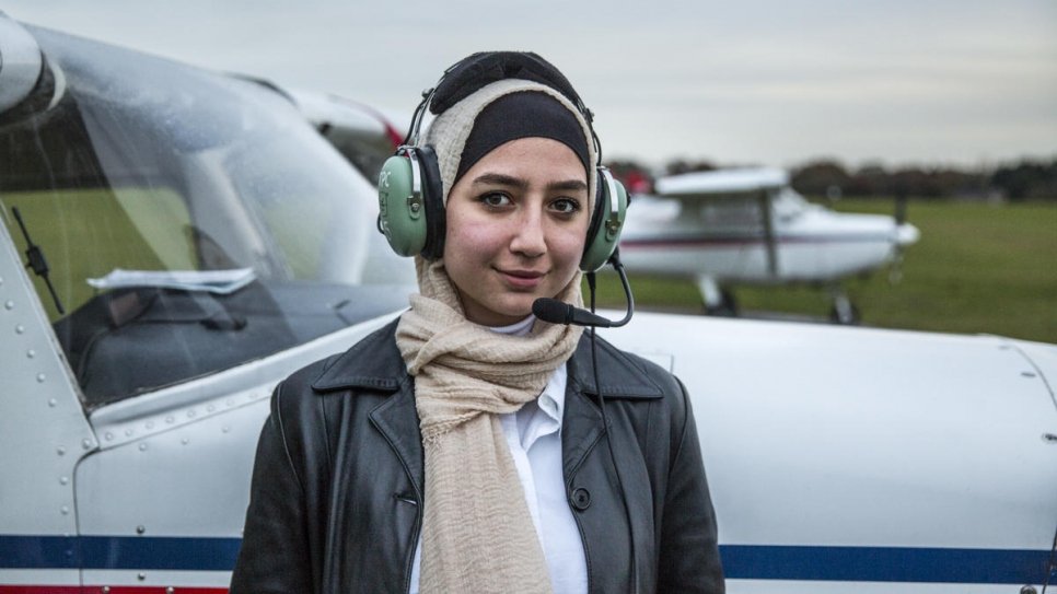 Povestea Mayei Ghazal, prima femeie siriană refugiată care a devenit pilot
