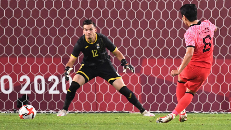 South Korea's midfielder Lee Kang-in (R) shoots and scores past Romania's goalkeeper Marian Aioani (L) during the Tok