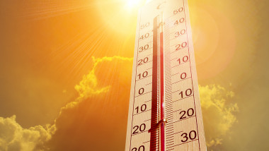 termometru cu soare in spate care arata 40 de grade celsius