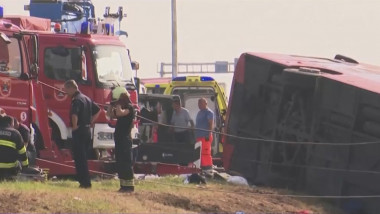 autobuz rasturnat si masini de pompieri