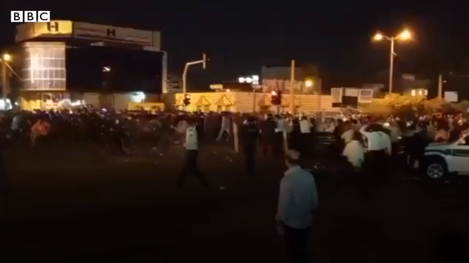 Lipsa apei i-a scos pe iranieni în stradă, într-una din cele mai fierbinți regiuni ale țării. Poliția a tras asupra protestatarilor