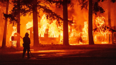 pompier incearca sa stinga incendiul dixie fire din california