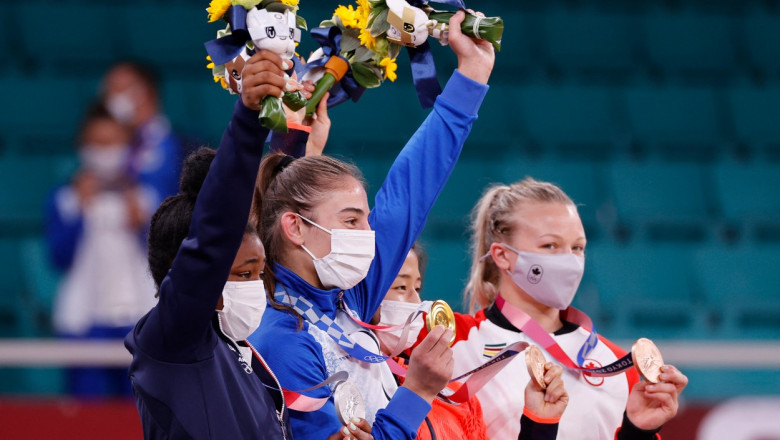 medaliati jocurile olimpice tokyo cu masti pe podium