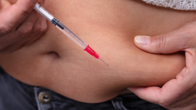 O femeie își injectează insulină în abdomen