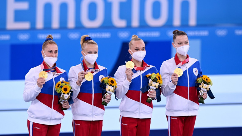 gimnastele din rusia pe podium cu medaliile la gat la jocurile olimpice 2020