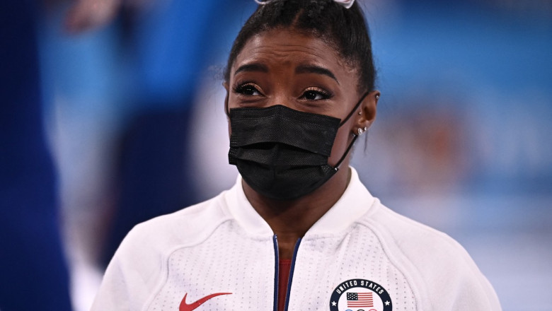 Simone Biles in trening si cu masca parand ca plange