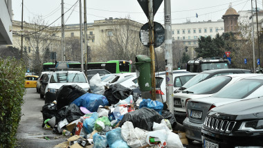 gramada de gunoi lasata pe stradă