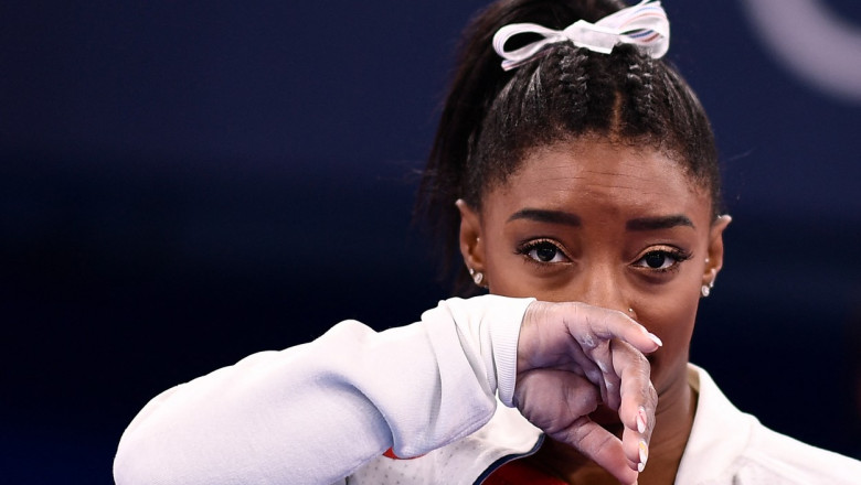 simone biles se sterge cu mana de fata