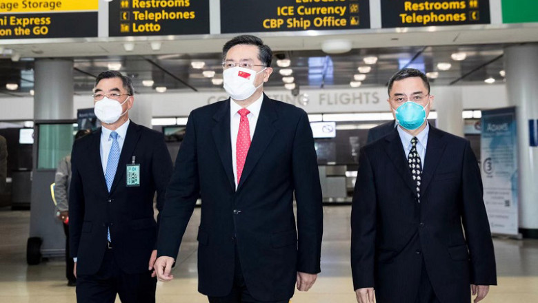 ambasadorul Qin Gang (centru), cu masca pe figura, la sosirea pe aeroportul JFK din New York.