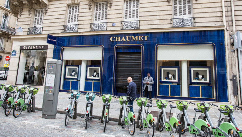 On Tuesday afternoon, a man robbed the jeweler Chaumet's boutique, near the Champs Elysee, with loot estimated at between 2 and 3 million euros