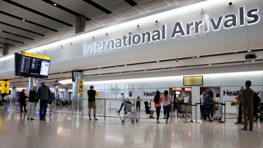 oameni cu bagaje la terminalul sosiri internationale de pe aeroportul heathrow