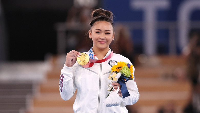 Gimnasta americană Sunisa Lee arată medalia de aur obținută la Tokyo 2020.