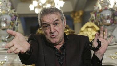 Gigi Becali vorbește și gesticulează.