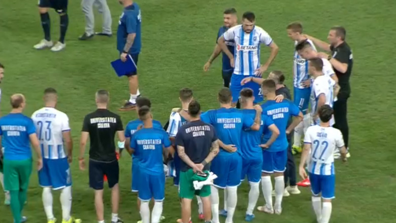 Jucători ai Universității Craiova, te teren după un meci.