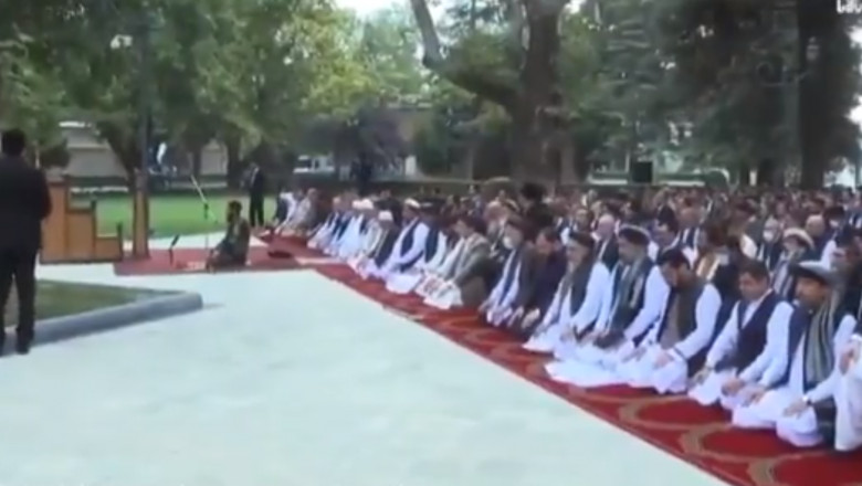 Oameni stând în genunchi pe un covor roșu și rugânduse