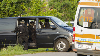 echipaj de politie si masina de ambulanta