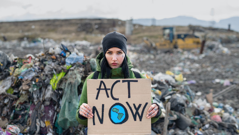 o femeie activist protestează împotiva schimbărilor climatice