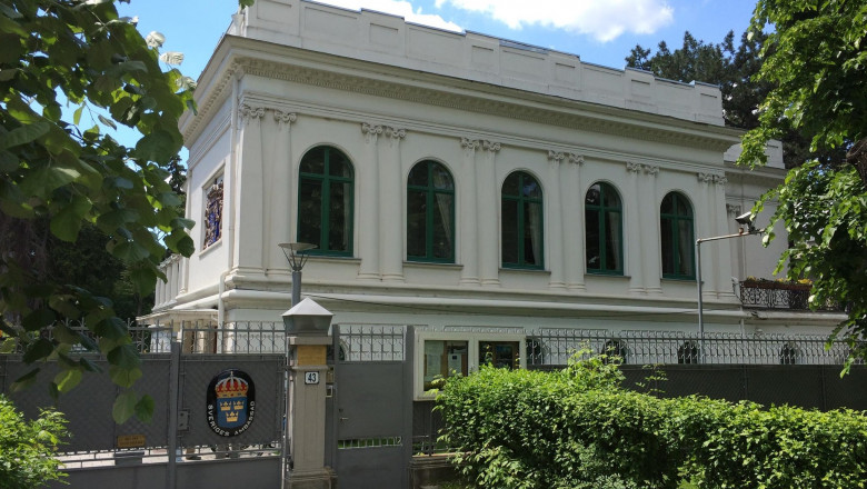 sediul ambasadei suediei la bucuresti, cu stema tarii pe poarta