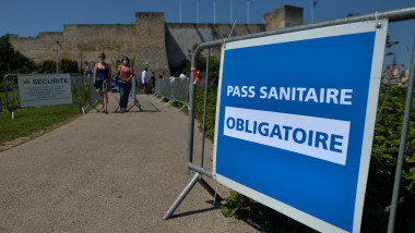indicator albastru pe care „pass sanitaire obligatoire” scrie