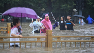 oameni in apa dupa inundatii masive in china